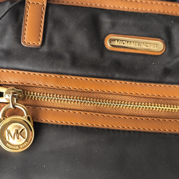 Michael Kors Kempton Nylon Shoulder Bag in GUC- medium sized- leather straps - Picture 12 of 16